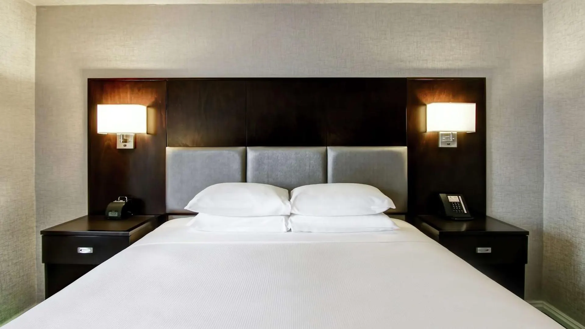 Doubletree By Hilton Toronto Downtown Hotel