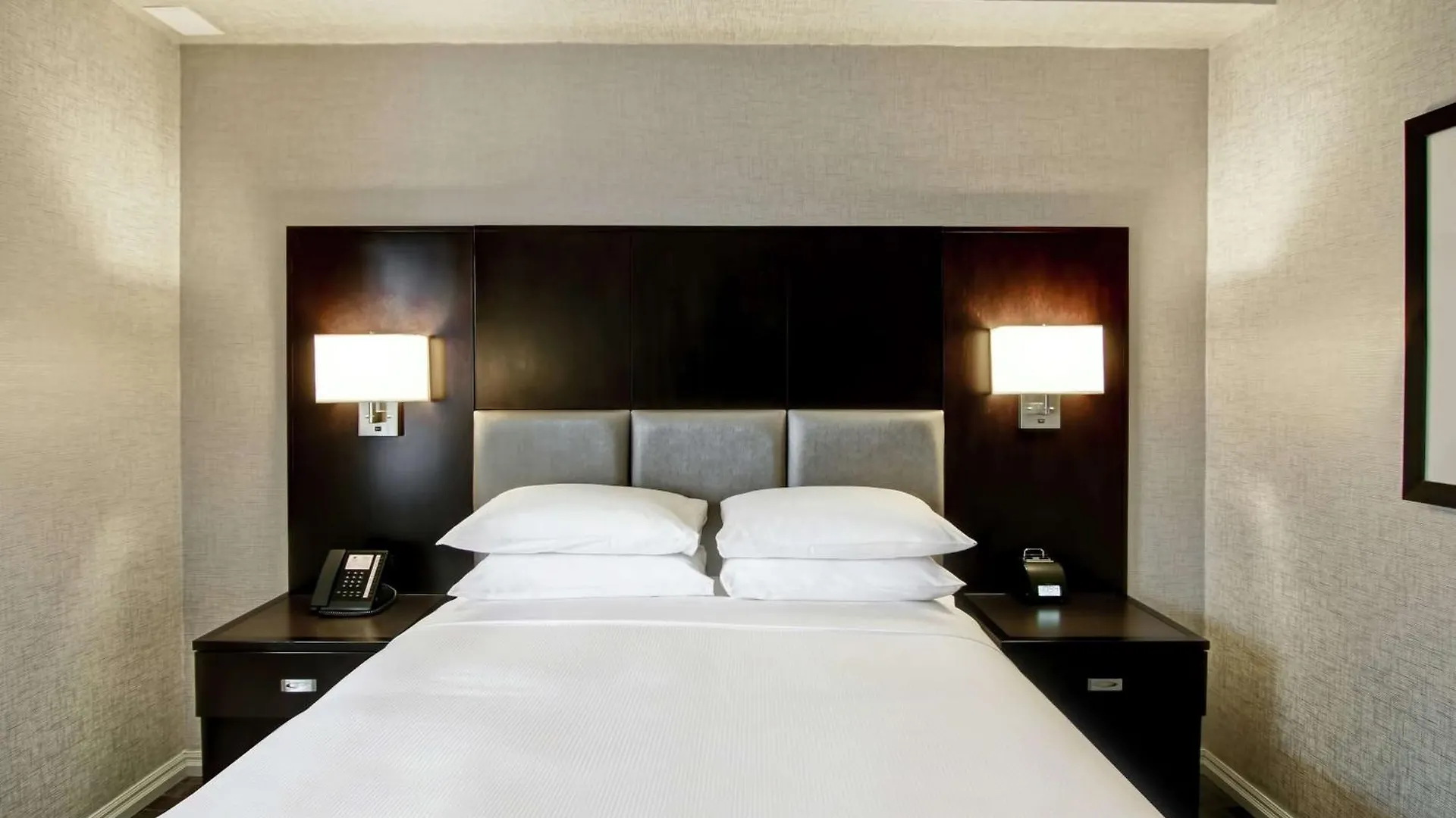 Doubletree By Hilton Toronto Downtown Hotel