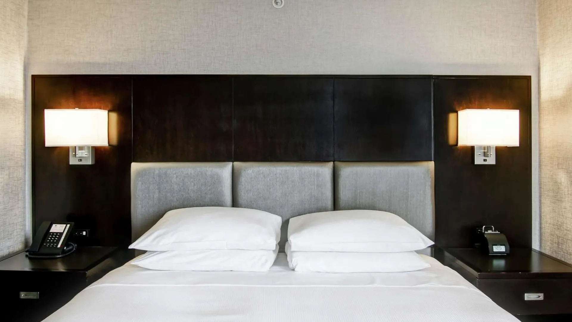 Doubletree By Hilton Toronto Downtown Hotel